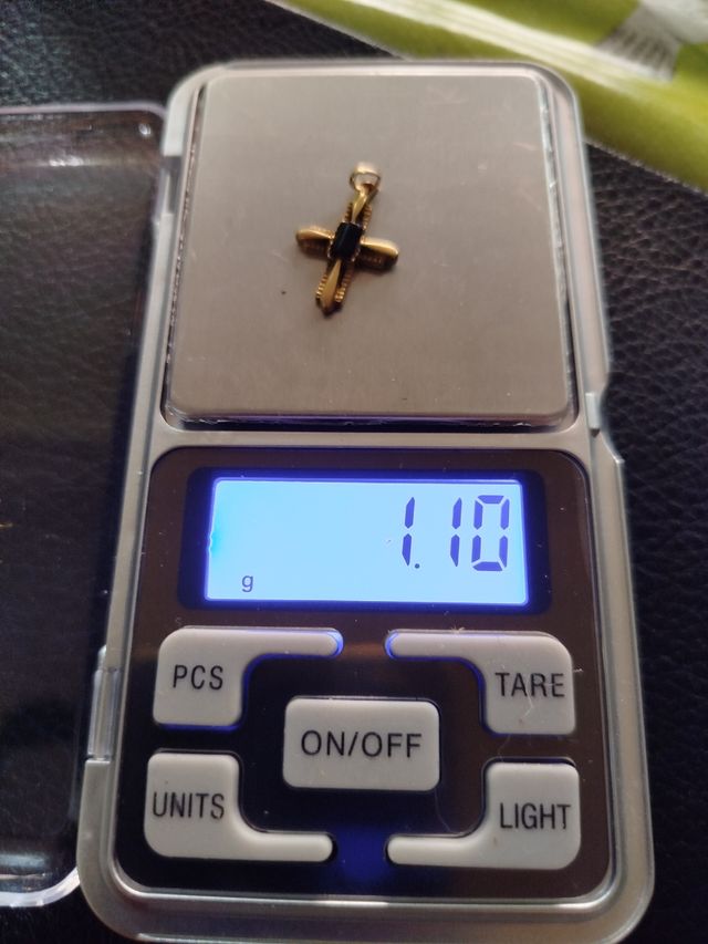 CRUZ ORO 18 KT CON PIEDRA PRECIOSA, ESCAPOLITA