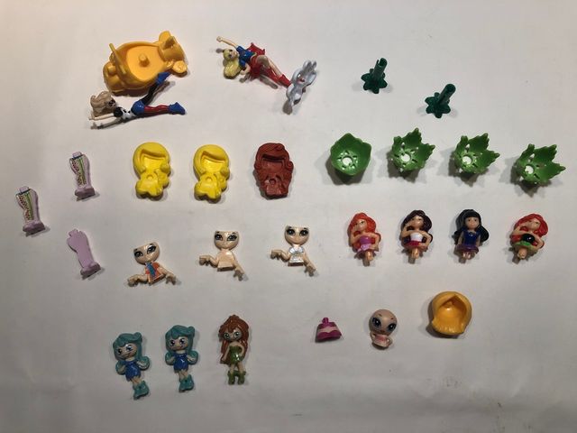Lote figuritas de muñecas
