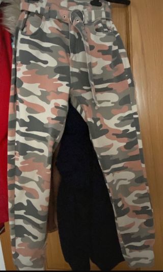 Los pantalones cargo son tendencia esta primavera y estos de Bershka son  los que mejor quedan