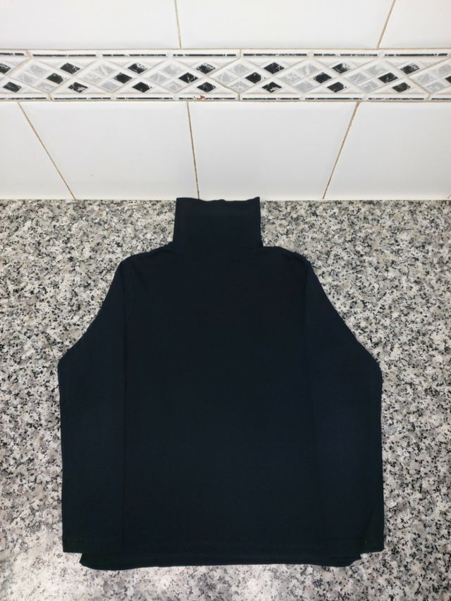 Camiseta cuello alto negro