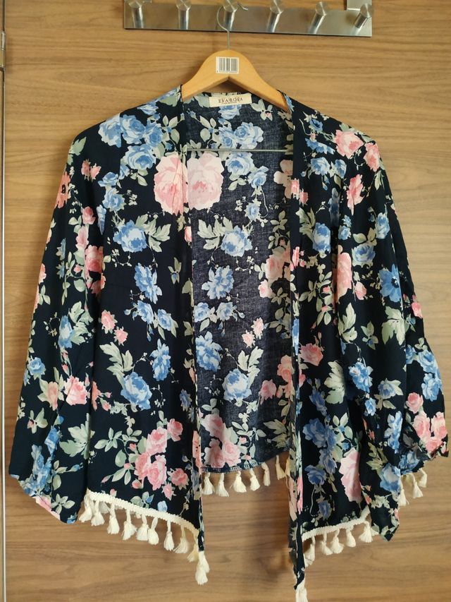 Kimono de flores y flecos