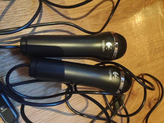 Juegos Wii y micrófonos.