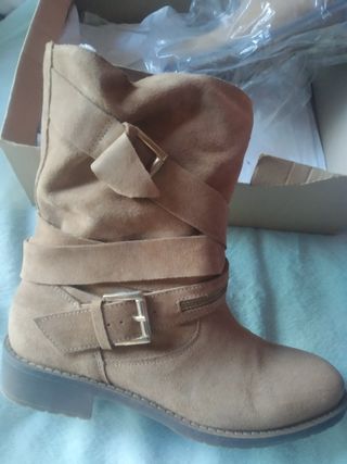 Botines botín piel Stradivarius beige marrón de segunda mano por 30 EUR en  Pravia en WALLAPOP