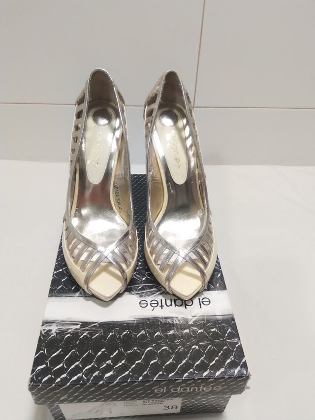 Zapatos tacón como nuevos T. 38 de Piel y Charol