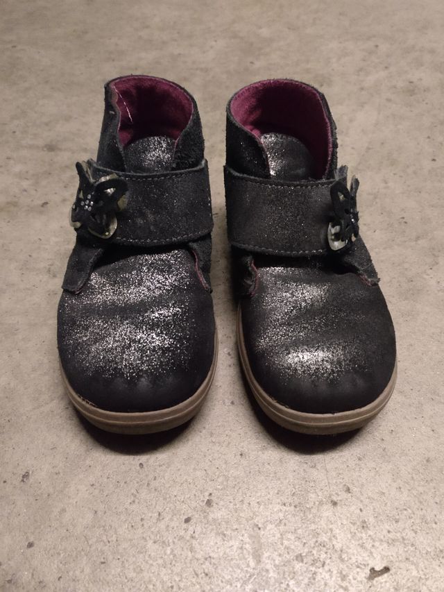 Zapatos Titanitos N27 de segunda mano.