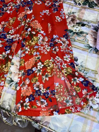 Pantalón ancho flores Stradivarius rojo de segunda mano por 10 EUR en  Málaga en WALLAPOP