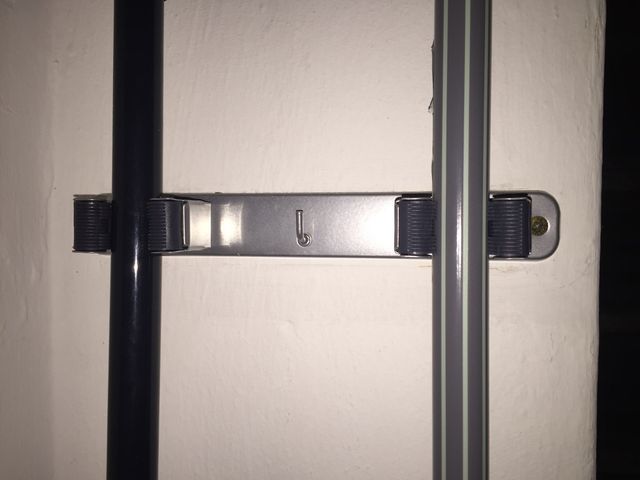 Colgador de exterior xa escoba recogedor o fregona