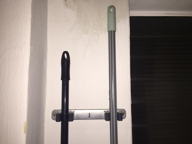 Colgador de exterior xa escoba recogedor o fregona