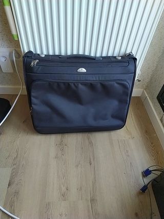 Maleta portatrajes Samsonite de segunda mano por 25 EUR en Serracines en  WALLAPOP
