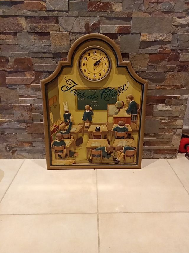 Quadro con figure 3D con orologio