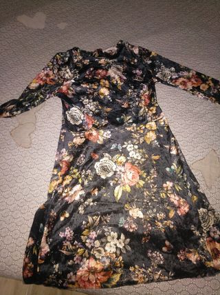 Vestido terciopelo flores de segunda mano por 5 EUR en Valencia en WALLAPOP