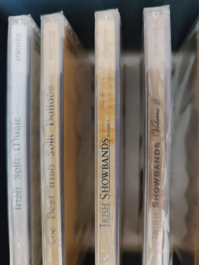 Caja con 12 cd's The magic of Ireland