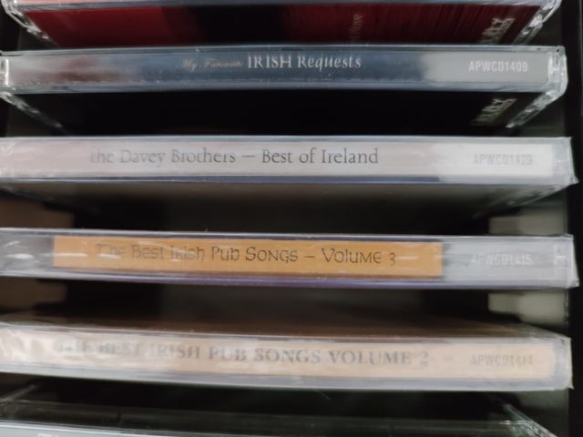 Caja con 12 cd's The magic of Ireland