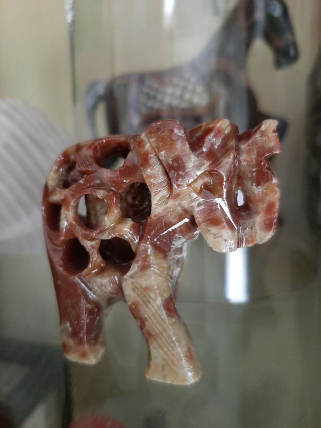 Elefantes tallados en marmol