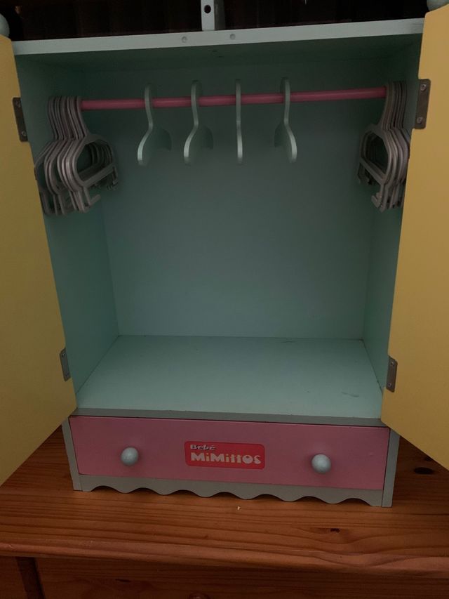 Juguetes cuna y armario.