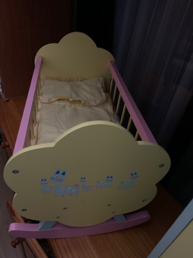 Juguetes cuna y armario.