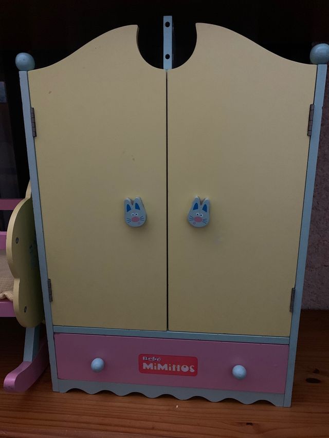 Juguetes cuna y armario.