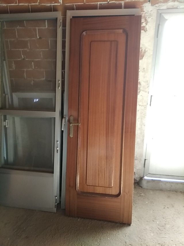 Puerta de madera maciza