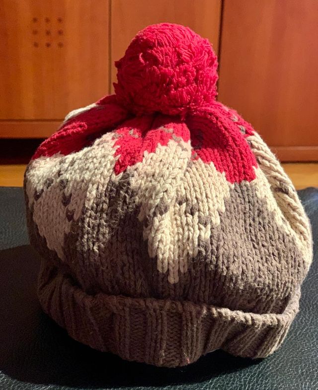 Gorro marrón con pon pon + regalo buff.