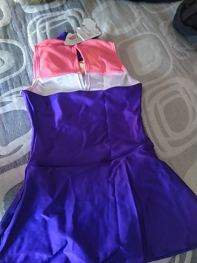 maillot morado con gasa y licra fantasia