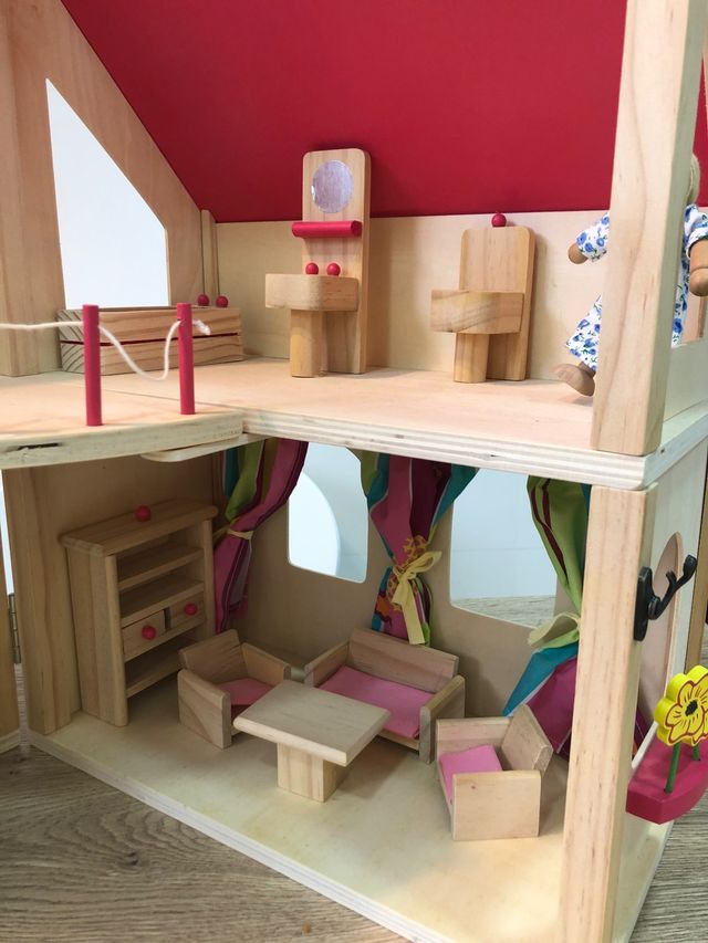 Casa de muñecas de madera