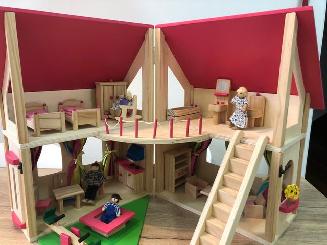 Casa de muñecas de madera