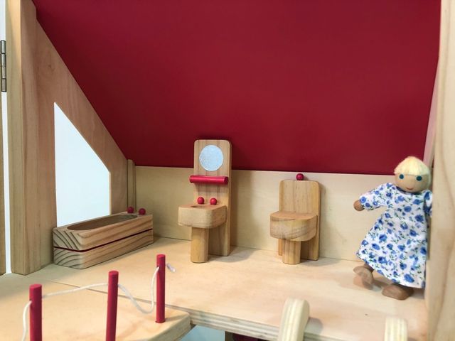 Casa de muñecas de madera