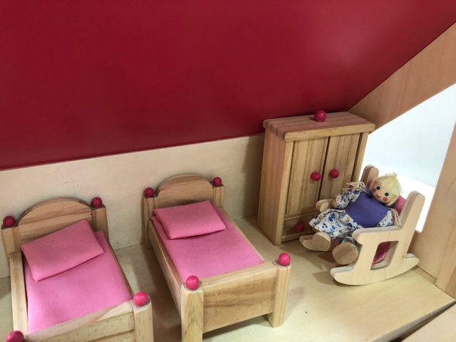 Casa de muñecas de madera