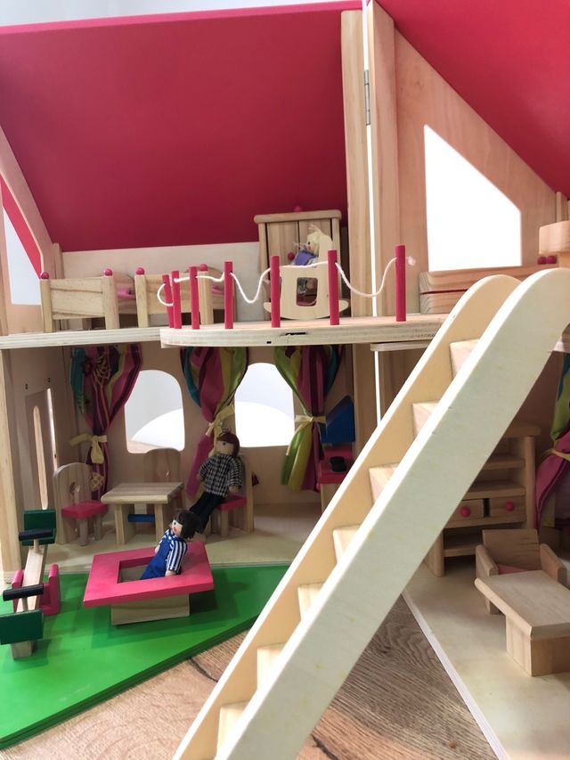 Casa de muñecas de madera