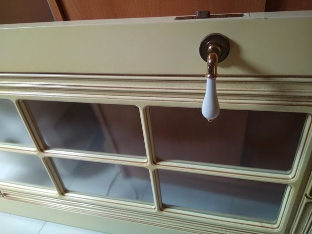 Puerta lacada envejecida con vidriera