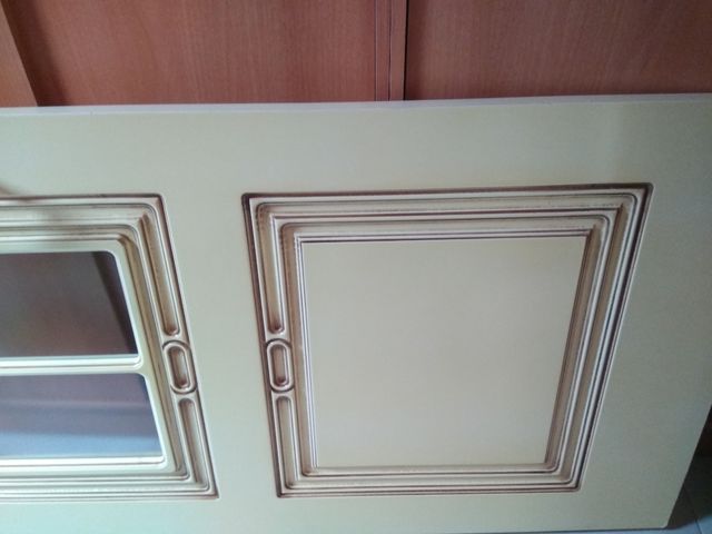 Puerta lacada envejecida con vidriera