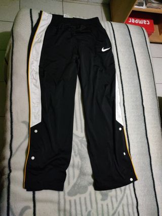 Chándal vintage Nike con corchetes de segunda mano por 20 EUR en Valdemoro  en WALLAPOP