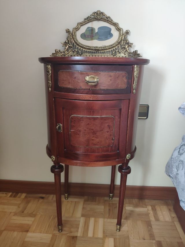 Cabecero de bronce y mesillas estilo isabelino