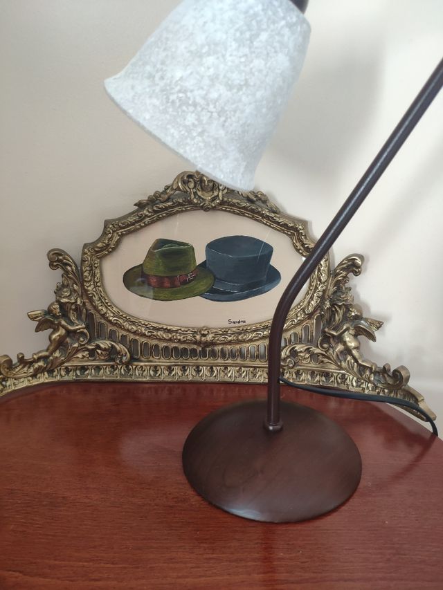 Cabecero de bronce y mesillas estilo isabelino