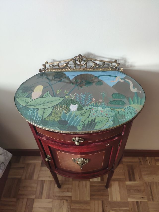 Cabecero de bronce y mesillas estilo isabelino