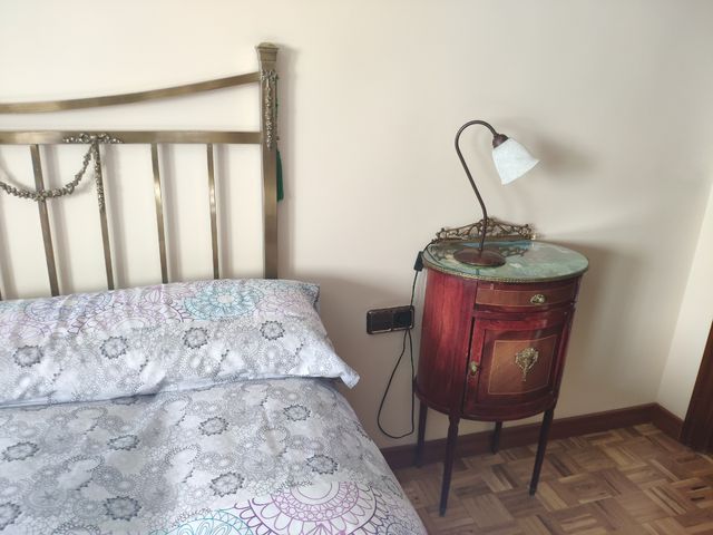 Cabecero de bronce y mesillas estilo isabelino