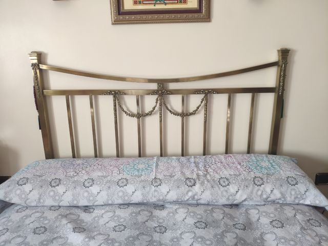 Cabecero de bronce y mesillas estilo isabelino