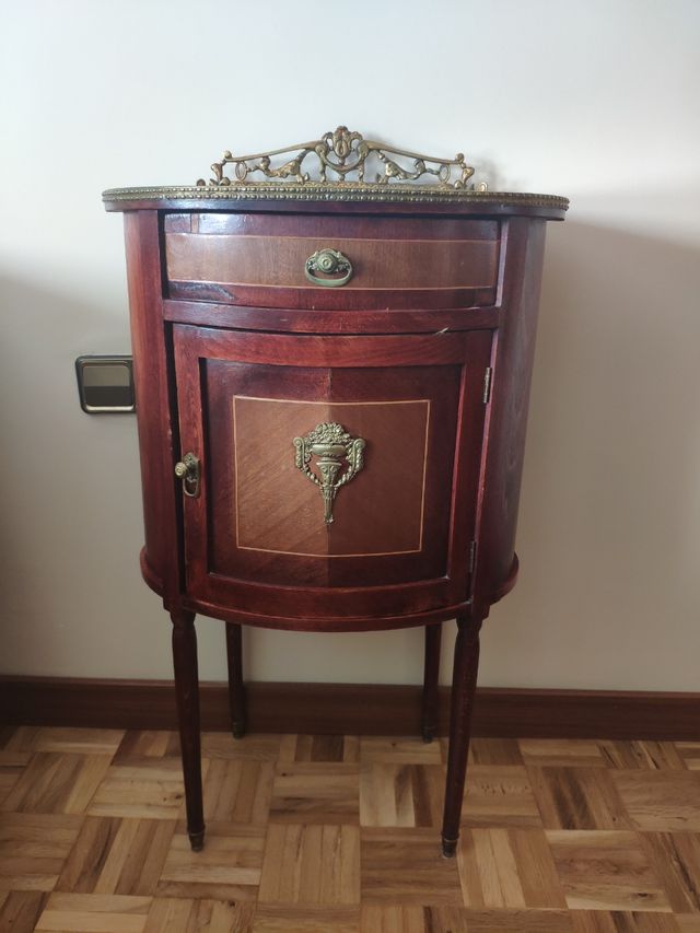 Cabecero de bronce y mesillas estilo isabelino