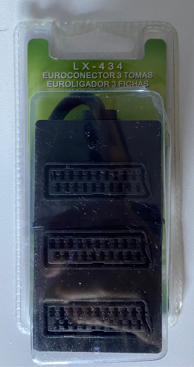 Convertitore Euroconnector maschio a 3 femmine