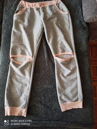 Pantalon de chandal roto de segunda mano por 3 EUR en Fuenlabrada en  WALLAPOP