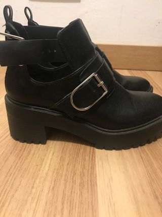 Botines hebilla pull\u0026amp;bear de segunda mano por 7 EUR en Barcelona en  WALLAPOP