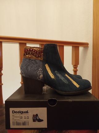 Botines Desigual de segunda mano por 35 EUR en Ugena en WALLAPOP