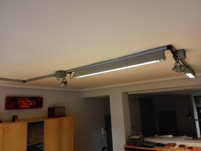 Carriles de iluminación, 2 focos y 3 fluorescentes