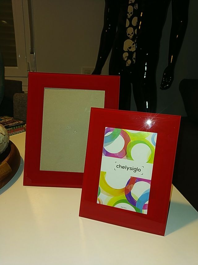 2 marcos de cristal rojos.