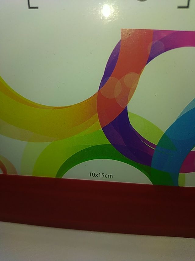 2 marcos de cristal rojos.