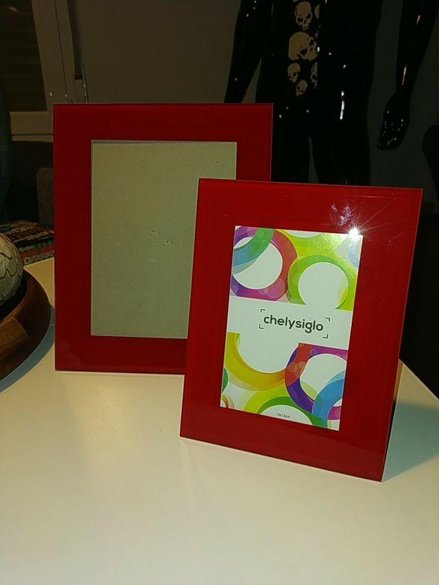 2 marcos de cristal rojos.