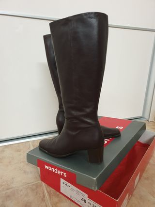 Botas Marrones wonders de segunda mano por 25 EUR en Urbanizacion Cumbres  de San Antonio en WALLAPOP