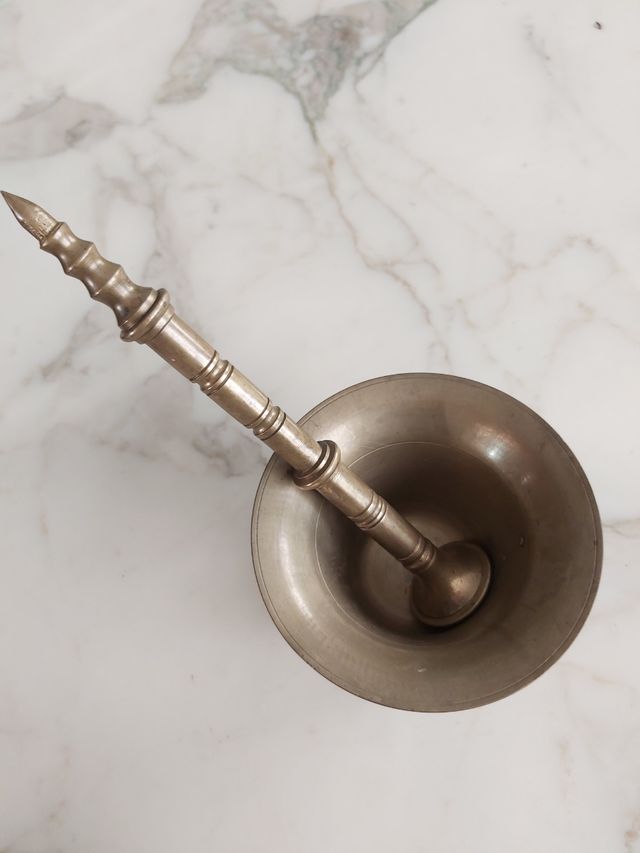 Morteros bronce antiguos sin uso