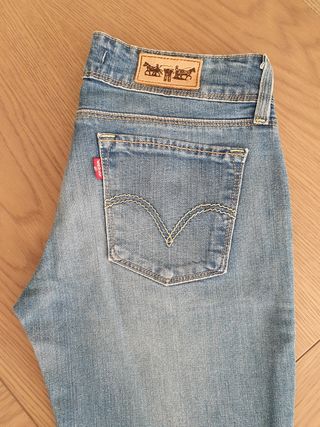 Vaqueros Mujer Levi\\'s 571 Slim Fit talla W34 de segunda mano por 10 EUR en  Getafe en WALLAPOP