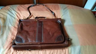 Portatrajes piel de Nobuck a estrenar de segunda mano por 75 EUR en Granada  en WALLAPOP